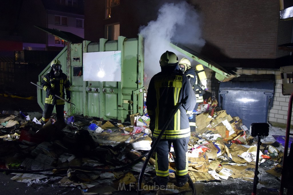 Feuer Papp Presscontainer Koeln Hoehenberg Bochumerstr P359.JPG - Miklos Laubert